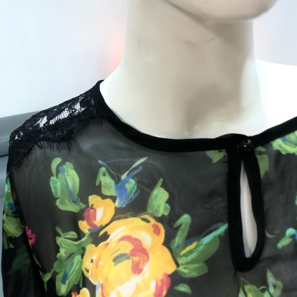 Floral very feminine blouse with slits on sleeves - Picture 7 of 8